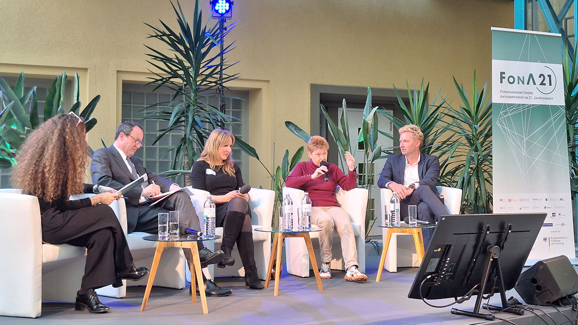 Podiumsgespr&auml;ch der Abschlussveranstaltung der BMFTR-F&ouml;rderlinie „Aktuelle Dynamiken und Herausforderungen des Antisemitismus