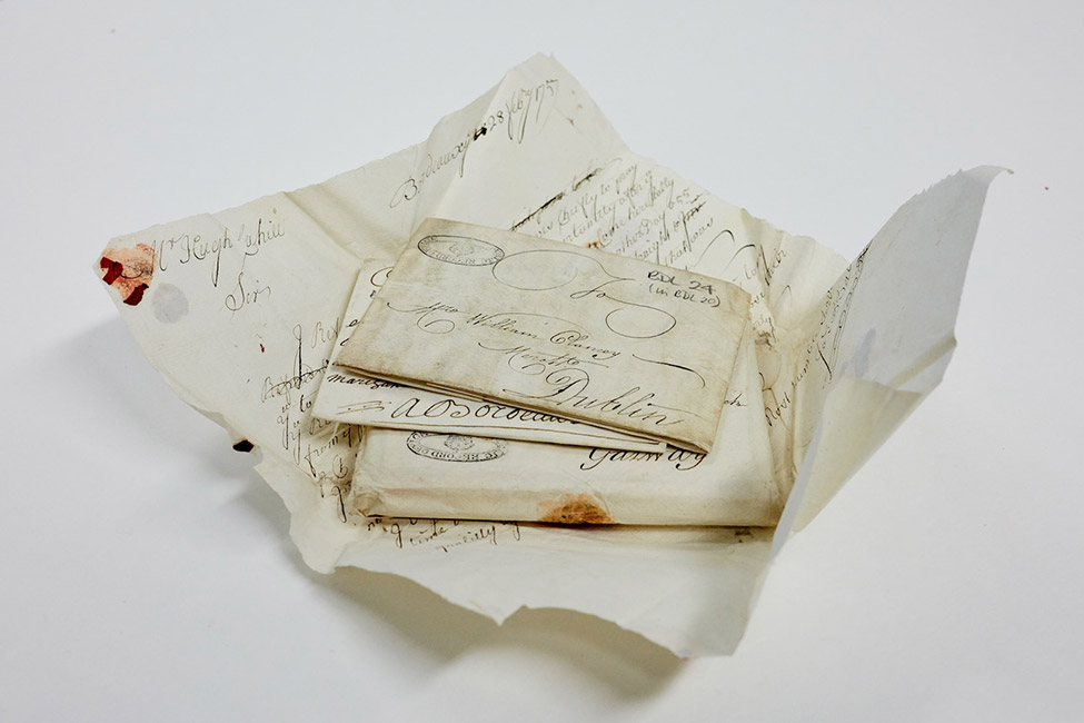 Ge&ouml;ffnetes Briefpaket mit einliegenden Briefen, TNA, HCA 32/249/11 