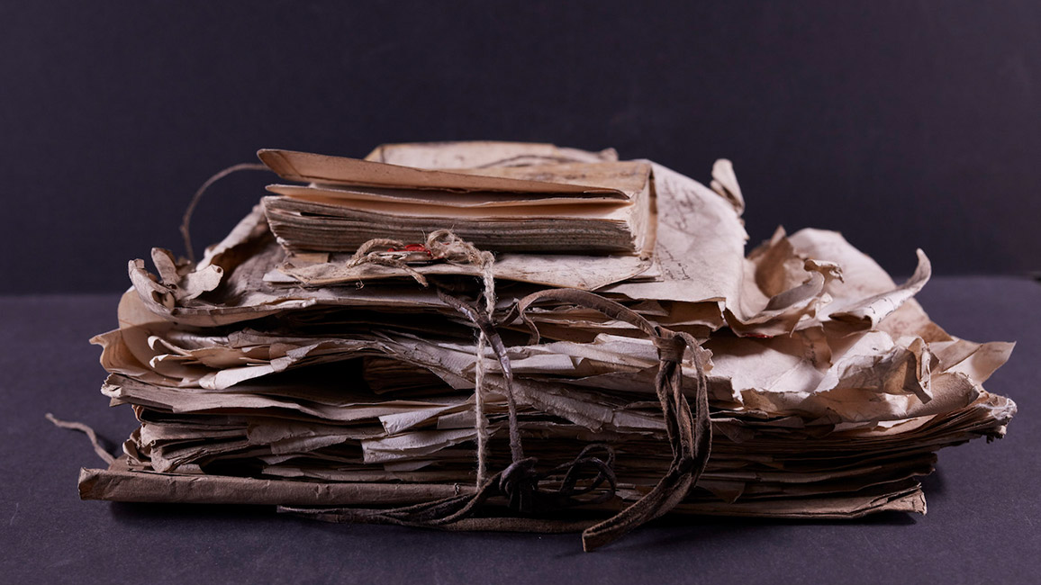 Beweismaterial von Bord, zusammengeschn&uuml;rt und geb&uuml;ndelt vom englischen Gerichtspersonal, noch im Originalzustand von 1655, TNA, HCA 30/642 