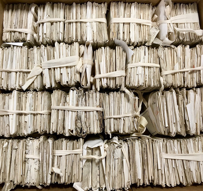 Blick in eine Box mit Briefstapeln aus Posts&auml;cken des Schiffes La Perla, das einst vor den Azoren gekapert wurde, TNA, HCA 30/311 