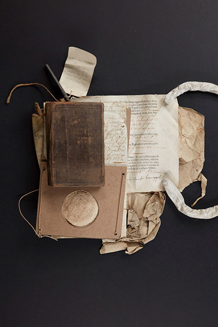 Hab und Gut eines Kapit&auml;ns, ein Buch mit Stift und weitere offizielle Dokumente, an Bord beschlagnahmt, TNA, HCA 30/652 