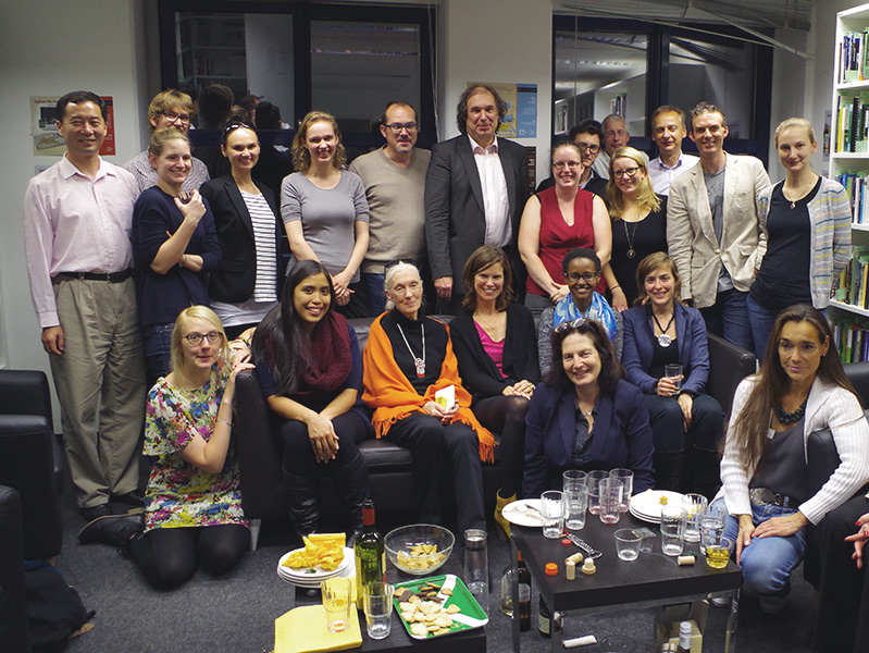 MitarbeiterInnen und Fellows des RCC in der Bibliothek zusammen mit Jane Goodall.