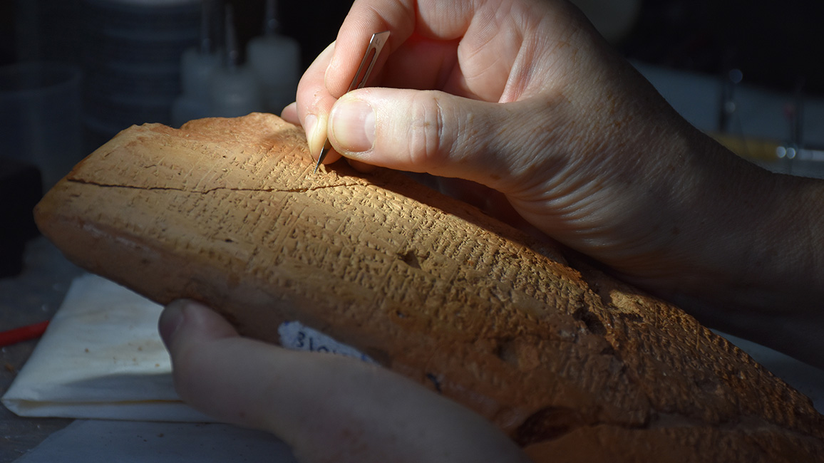 Die Tontafeln werden  im Irak-Museum Keil f&uuml;r Keil ges&auml;ubert und restauriert.