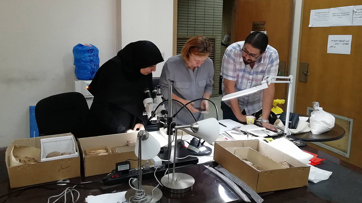 Bei der Arbeit in den Restaurierungswerkst&auml;tten im Irak-Museum