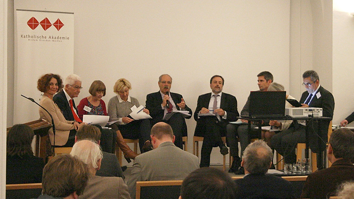 Katholische Akademie in Dresden: Der Projektleiter Prof. Dr. Dr. Gert Melville pr&auml;sentiert den Forschungsansatz der Arbeitsstelle im Kreise internationaler G&auml;ste auf der Tagung „Wohin geht die Ordensgeschichte? Themen, Wege und Methoden einer vergleichenden Ordensgeschichte“ im Oktober 2016 in Dresden. 