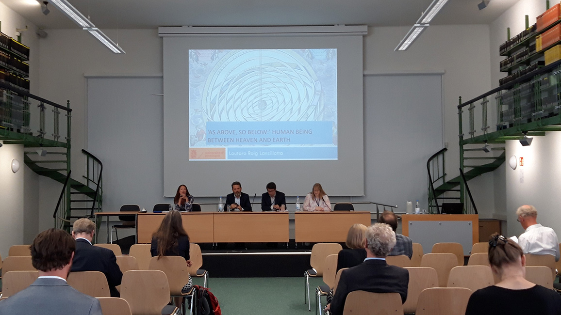 Die Projektmitarbeitenden Dr. Simone Seibert (rechts) und Dr. Andrea Villani (2. von rechts) moderieren auf der SAPERE-Tagung 17.06.2022 mit den Referierenden Prof. Dr. Barbara Zehnpfennig (links) und Prof. Dr. Dr. Lautaro Roig Lanzillotta (2. von links)