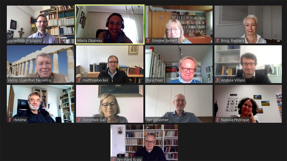 Die Projektmitarbeitenden Dr. Simone Seibert (rechts) und Dr. Andrea Villani (2. von rechts) moderieren auf der SAPERE-Tagung 17.06.2022 mit den Referierenden Prof. Dr. Barbara Zehnpfennig (links) und Prof. Dr. Dr. Lautaro Roig Lanzillotta (2. von links)