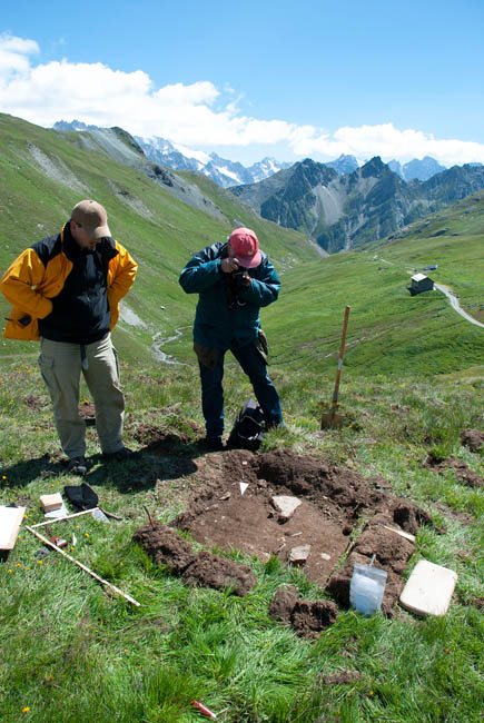 Septimerpass. Grabung 2008 im r&ouml;mischen Lager mit Blick nach S&uuml;den auf die Bergeller Berge.