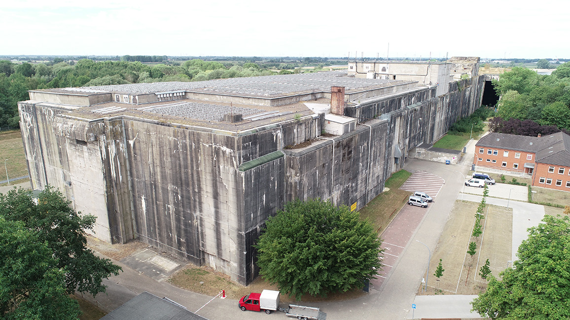 Ein Beispiel einer Luftaufnahme des Bunkers mit einer Flugdrohne. Durch eine Vielzahl entsprechende Fotos wurde durch Fotogrammmetrie das 3D Au&szlig;enmodell des Bunkers erstellt.