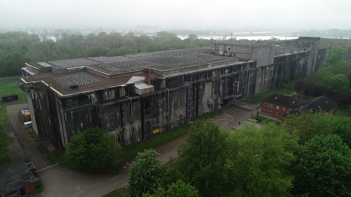 Ein Beispiel einer Luftaufnahme des Bunkers mit einer Flugdrohne. Durch eine Vielzahl entsprechendes Fotos wurde durch Fotogrammmetrie das 3D Au&szlig;enmodell des Bunkers erstellt.