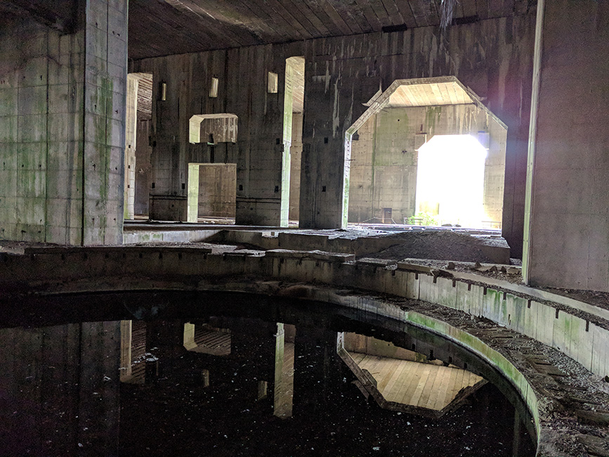 Ein Eindruck vom Innern des Bunker Valentin. Einige Bereich sind relativ gut, andere nur schwierig und unter Gefahr zu betreten. 