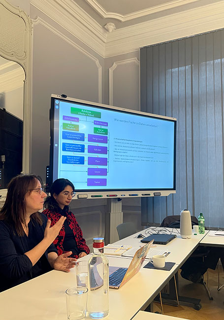 Zwei Personen beim Vortrag