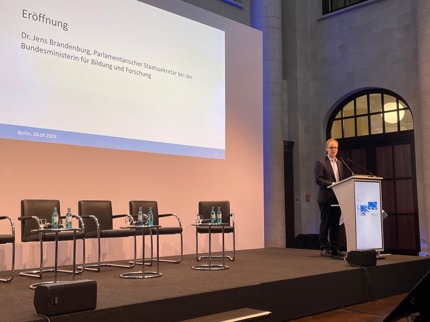 Der Parlamentarische Staatssekret&auml;r Dr. Jens Brandenburg er&ouml;ffnet die Abschlusstagung der BMBF-F&ouml;rderlinie „Zusammenhalt in Europa“ am 28.09.2023 in Berlin.