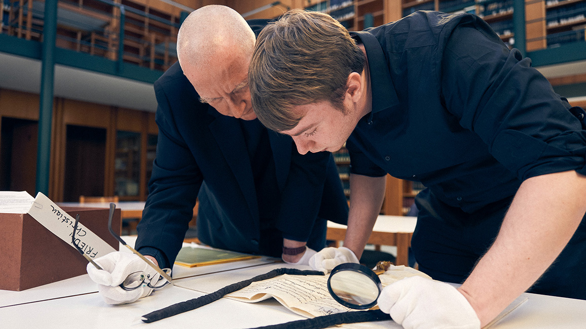 Maximilian Lang M.A. und Dr. Christian Friedl im Lesesaal des Bayerischen Hauptstaatsarchivs M&uuml;nchen 