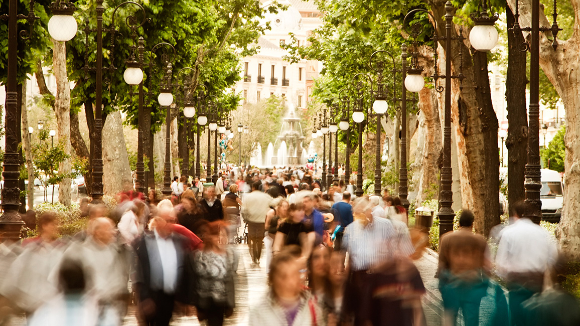 Menschenmenge auf einem Weg in der Stadt; &copy; thinkstock