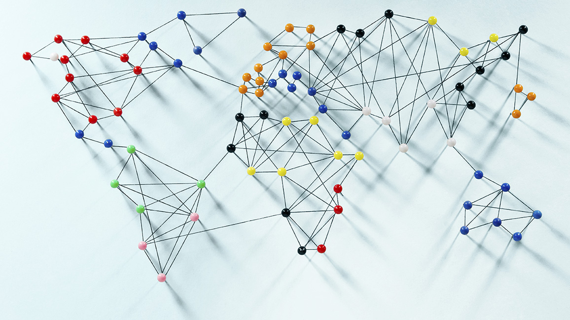 Symbolbild f&uuml;r internationale Vernetzung: Weltkarte mit Stecknadeln und Bindf&auml;den; &copy; Thinkstock