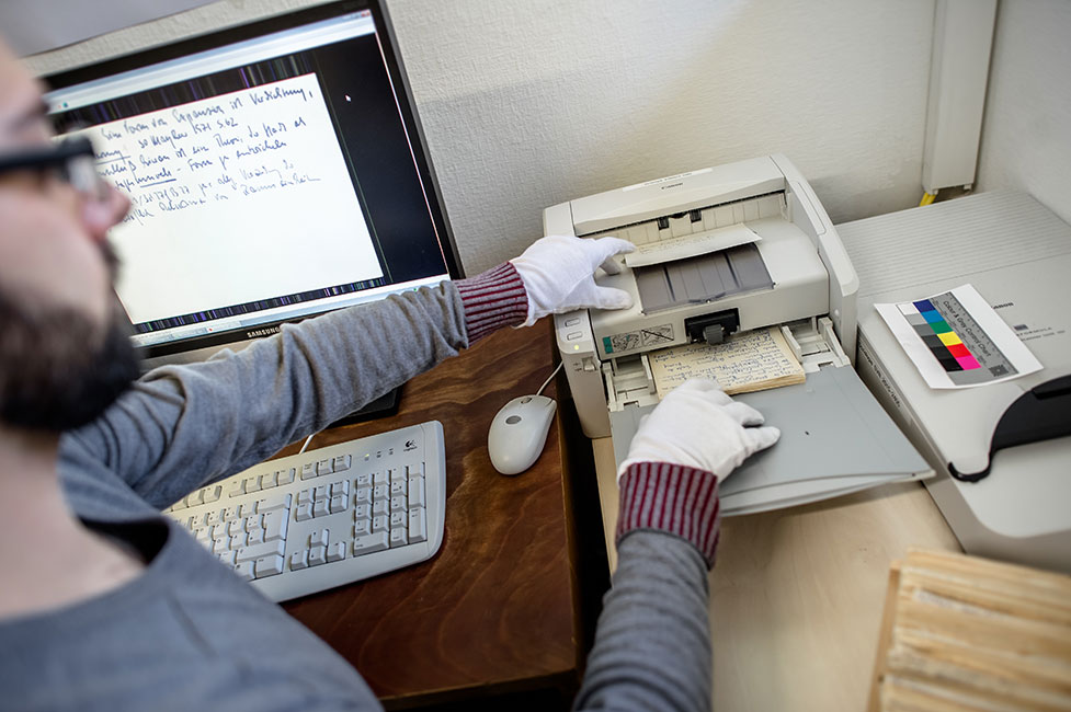 Im Forschungsprojekt wird der Nachlass Luhmanns erschlossen und digital zug&auml;nglich gemacht
