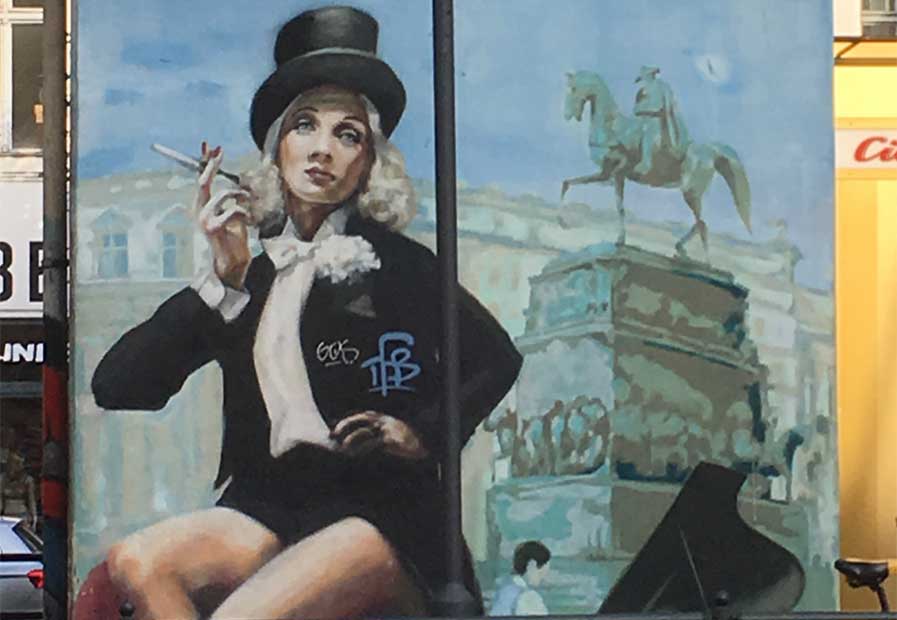 Hausfassade mit Bild von Marlene Dietrich