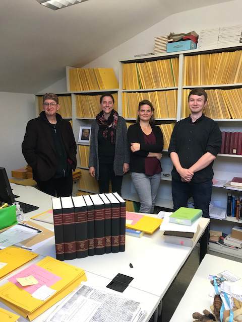Mitarbeiter des Projekts (von links: Dr. Christian Friedl, Dr. des. Katharina Meister, Dr. Katharina Gutermuth, Maximilian Lang M.A.) mit den bisher erschienenen B&auml;nden im Vordergrund