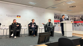 Öffnet Artikel: DDR-Forschung: Wie das mediale Erbe die Gesellschaft beeinflusst 