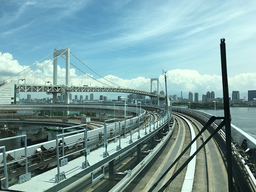 Die Rainbow Bridge ist eine H&auml;ngebr&uuml;cke &uuml;ber den Hafen von Tokio. 
