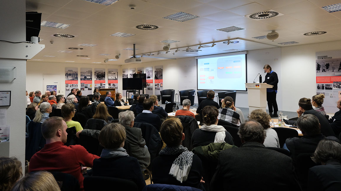 Saal der Abschlusstagung mit Teilnehmenden