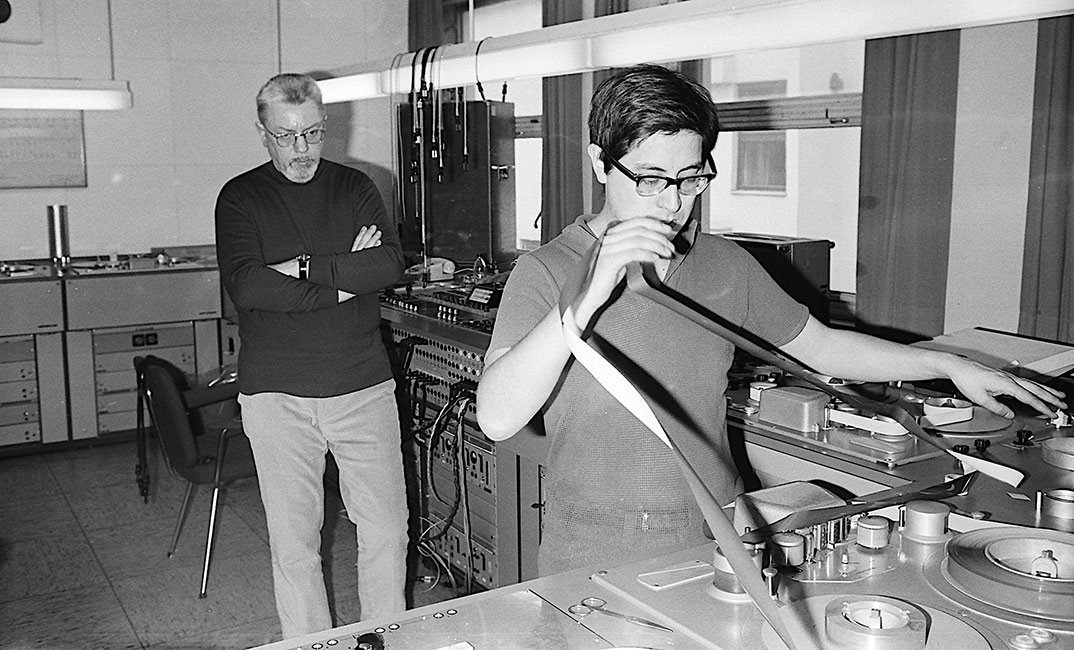 Bernd Alois Zimmermann (l.) mit dem ecuadorianischen Komponisten Mesias Maiguashca, WDR K&ouml;ln, 1969