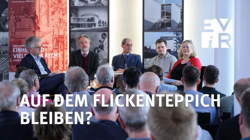 Personen auf einer B&uuml;hne; Schriftzug: Auf dem Flickenteppich bleiben?