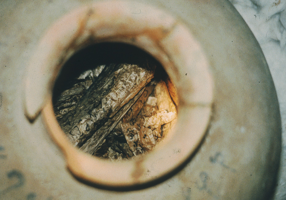 Die Handschriften wurden teils als eine Art buddhistische Reliquie in Tont&ouml;pfen rituell bestattet