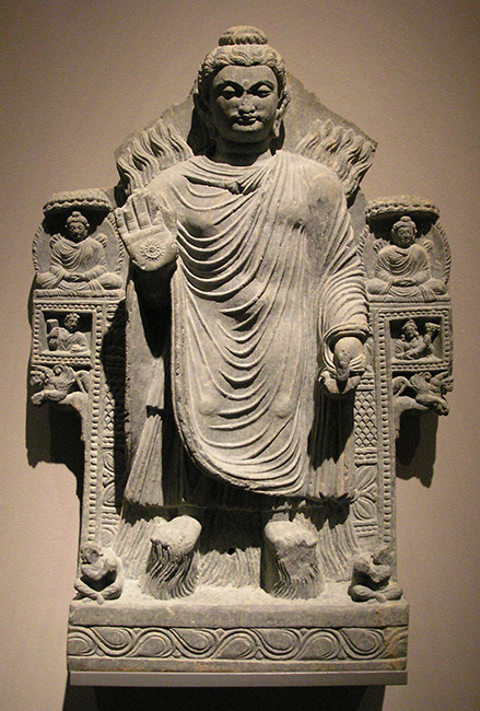 . In dieser bildlichen Darstellung des Wettbewerbs (im Museum f&uuml;r Asiatische Kunst in Berlin) l&auml;sst der Buddha Feuer und Wasser aus seinen Schultern und F&uuml;&szlig;en entspringen.